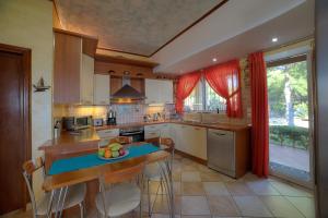 Kjøkken eller kjøkkenkrok på Villa Sunrise Lagonisi