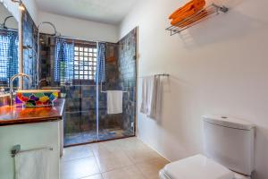 迪亚尼海滩Tequila Sunrise Beach Cabana - Diani Beach的带淋浴、马桶和水槽的浴室