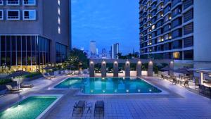 una piscina al centro di un edificio di Carlton Hotel Singapore a Singapore