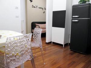 una sala da pranzo con tavolo e frigorifero di Minihouse a Bari