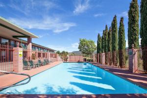 Kolam renang di atau dekat dengan Kokopelli Inn Sedona, Trademark Collection by Wyndham