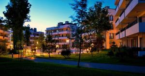 widok na budynek apartamentowy w nocy w obiekcie Equilibrium Apartments w mieście Ustronie Morskie