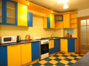 トゥーラにあるInndays on Boldina(Эконом)のキッチン(黄色と青のキャビネット付)