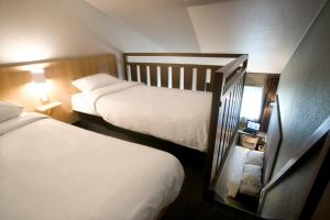 Postel nebo postele na pokoji v ubytování B&B HOTEL Moulins