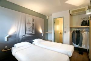 מיטה או מיטות בחדר ב-B&B HOTEL Moulins