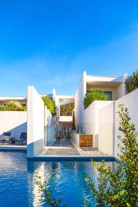 Bazén v ubytování Hôtel Cala di Greco nebo v jeho okolí