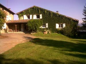 una casa con hiedra creciendo a su lado en La Chamade, en Montjoie-en-Couserans