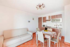 een woonkamer met een bank en een tafel met stoelen bij Casa Satriano in Positano