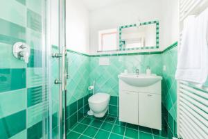 een badkamer met een toilet, een wastafel en een douche bij Casa Satriano in Positano