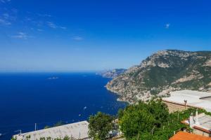 uitzicht op de kust van Amalfi vanuit positano bij Casa Satriano in Positano