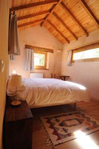 una camera con un grande letto e una finestra di Casas Rurales Camino del Castaño a Galaroza