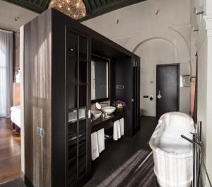 Koupelna v ubytování CoolRooms Palacio Villapanés 5 GL