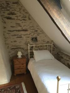 Tempat tidur dalam kamar di Cosquer Cottage