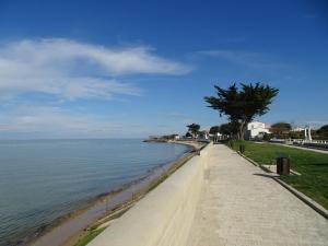 ラ・フロットにあるMaison Aumièreの晴れた日の海の横の遊歩道