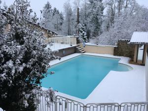 a swimming pool covered in snow at La Gabetière in Estrablin