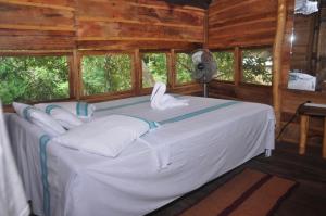 um quarto com uma cama com cisnes em Kumbuk Tree House em Tissamaharama