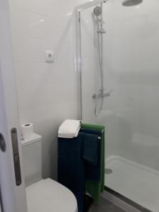 een badkamer met een wit toilet en een douche bij In Cascais in Cascais