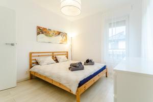 sypialnia z łóżkiem z dwoma pluszakami w obiekcie Equilibrium Apartments w mieście Ustronie Morskie +37 zdjęć