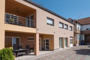 a view of the courtyard of a house at Rooms Vendi in Daruvar