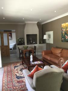 Broadlands Country House的休息区