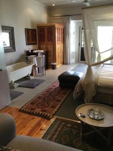 Broadlands Country House的休息区