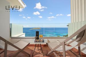 Habitación con mesa, sillas y vistas al océano. en Meliá Calviá Beach, en Magaluf