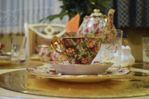 une tasse de thé et une assiette sur une table dans l'établissement Weena House, à Rotterdam