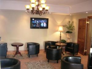 The lounge or bar area at Elizabeth Lodge