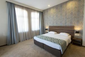 Postel nebo postele na pokoji v ubytování Old Meidan Tbilisi By Urban Hotels