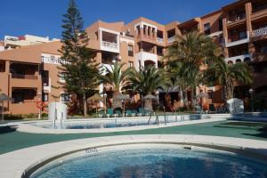 una piscina frente a un complejo de apartamentos en Apartamentos Estrella De Mar, en Roquetas de Mar