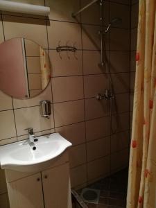 Koupelna v ubytování Mahtra Hostel