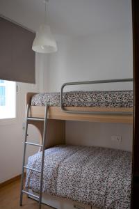 ムルシアにあるApartamento Las Mulasのベッドルーム1室(二段ベッド2組、はしご付)