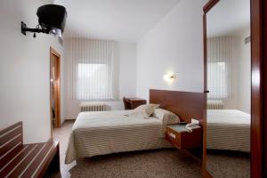 Postel nebo postele na pokoji v ubytování Hotel Marivella + 37 fotografií