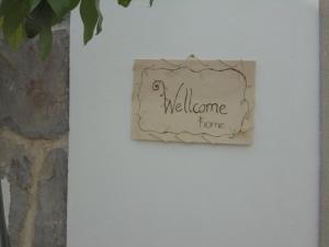 Un cartello su un muro che dice "bentornato a casa" di O meu canto a Sintra