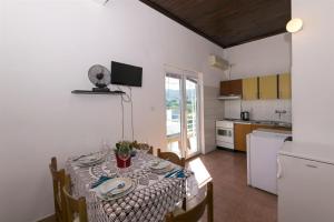 Dapur atau dapur kecil di Apartments Irena
