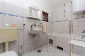 Koupelna v ubytování Apartments Kata