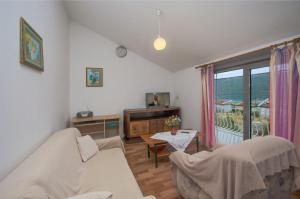 TV a/nebo společenská místnost v ubytování Apartments Kata