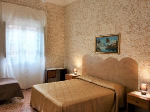 sypialnia z łóżkiem i oknem w obiekcie Appartamento Piazza Vittorio Trapani w Trapani