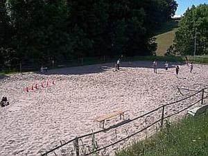 um grupo de pessoas brincando na areia em Pferdehof und Wanderreitstation Dörsam em Mörlenbach