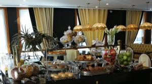 ein Buffet mit Speisen auf einem Tisch in einem Zimmer in der Unterkunft Hotel Moliceiro in Aveiro