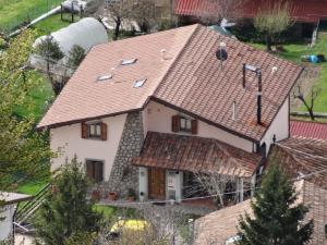 una vista aerea di una casa con tetto rosso di B&B La Casa Rosa a Balze