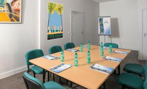 une salle de conférence avec une table et des chaises dans l'établissement Hotel Miramar, à Cap d'Ail
