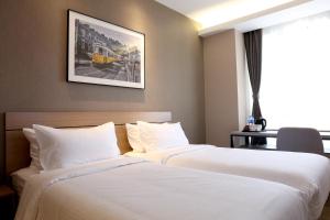Postel nebo postele na pokoji v ubytování Bridal Tea House Hotel-Free Shuttle Bus for Canton Fair