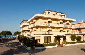 un gran edificio amarillo con balcones en una calle en Hotel Florida, en Silvi Marina