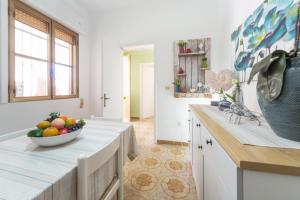 a kitchen with a bowl of fruit on a counter at Villetta Martino Guest House in Torre Chianca +25 photos