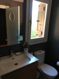 baño con lavabo y aseo y ventana en Casa Rural Balerdi, en Azcárate