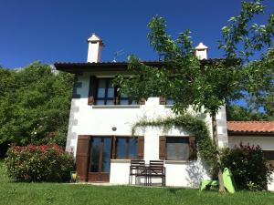 a view of the front of the house at Casa Rural Balerdi in Azcárate