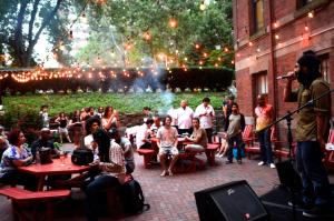 ニューヨークにあるHI New York City Hostelのマイクを持って中庭に座っている人々のグループ