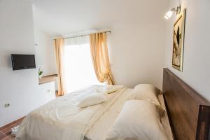 a bed in a bedroom with a window at Villa Suzy Lux in Sutivan