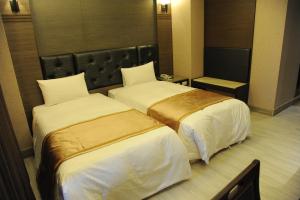 Postel nebo postele na pokoji v ubytování Maple Hotel